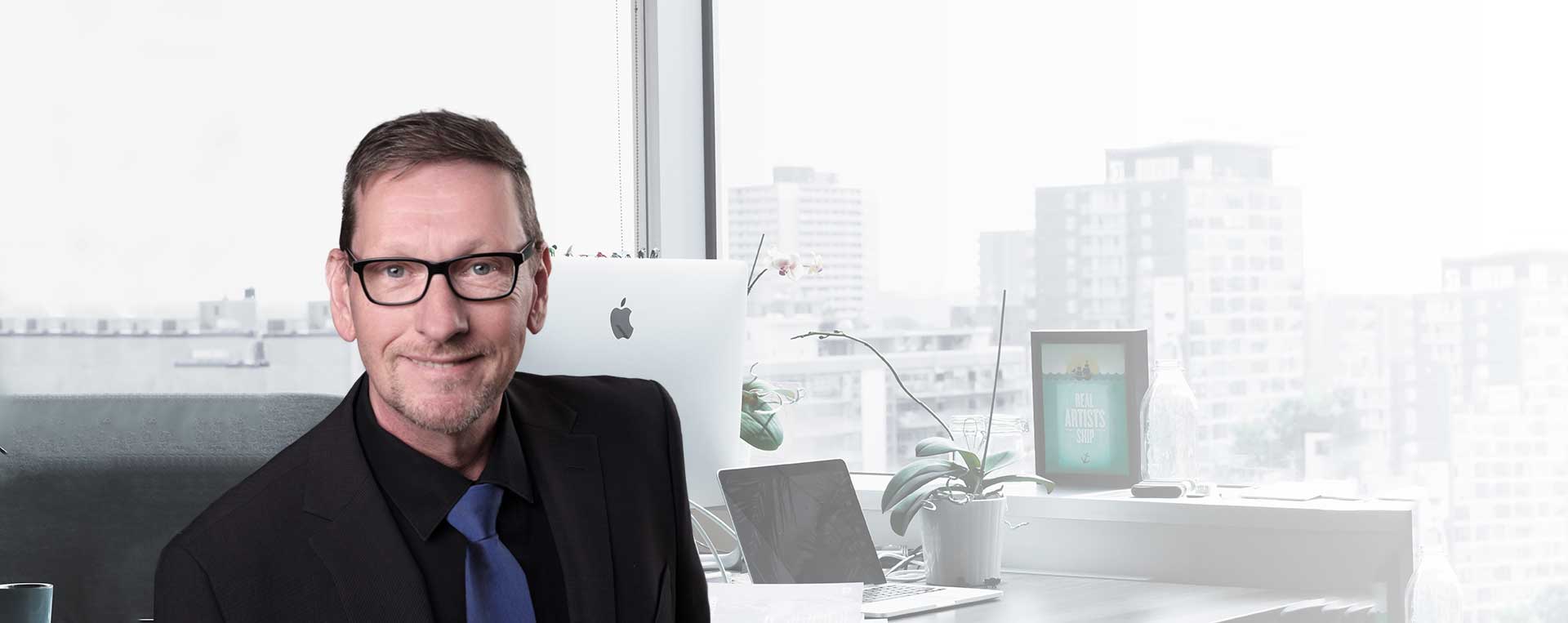 Projektmanager Marketing Thomas Herr im Büro