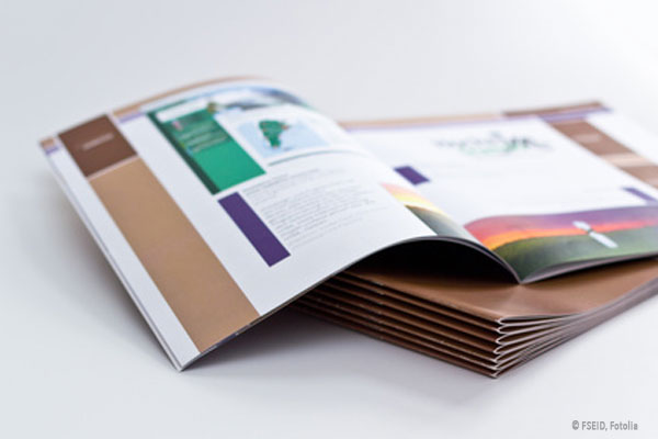 Klassische Werbung Symbolbild Broschüre